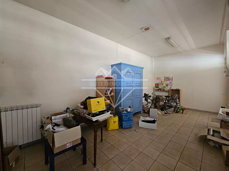 Immagine 5 di Locale commerciale in vendita  a Massa
