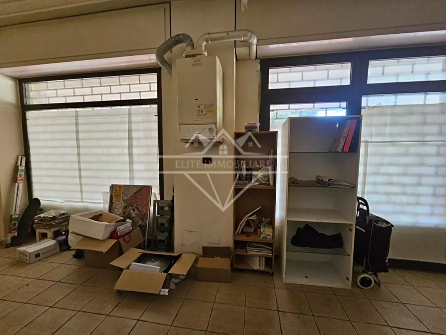 Immagine 20 di Locale commerciale in vendita  a Massa