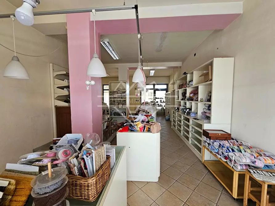 Immagine 19 di Locale commerciale in vendita  a Massa