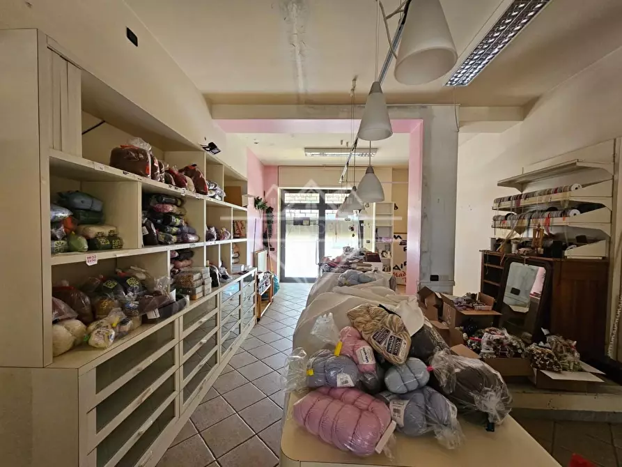 Immagine 1 di Locale commerciale in vendita  a Massa