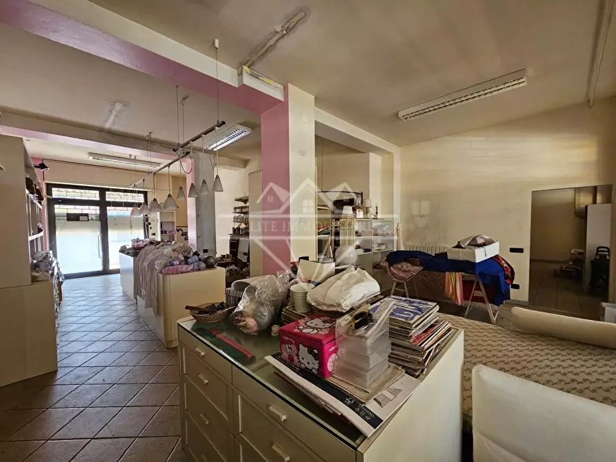 Immagine 15 di Locale commerciale in vendita  a Massa