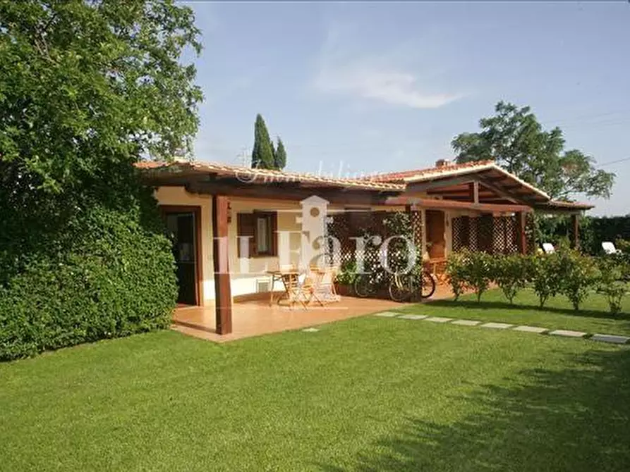 Immagine 3 di Villa in vendita  a Campi Bisenzio