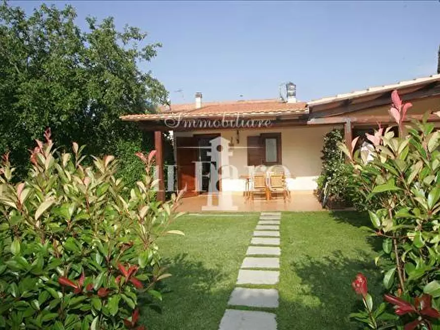 Immagine 1 di Villa in vendita  a Campi Bisenzio