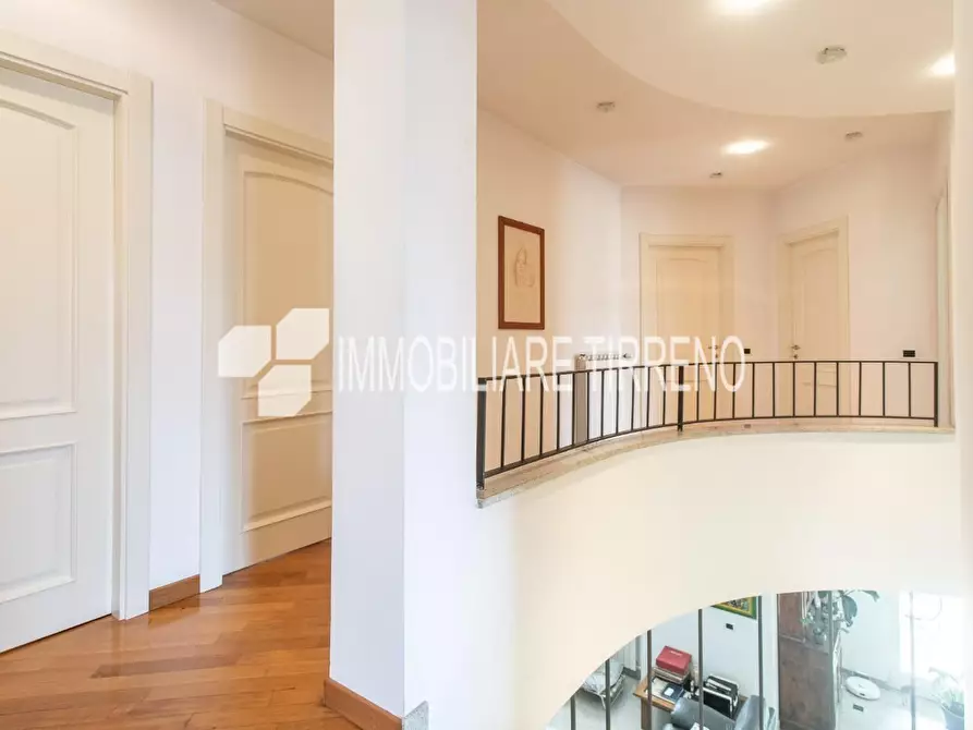 Immagine 17 di Villa in vendita  a Massa