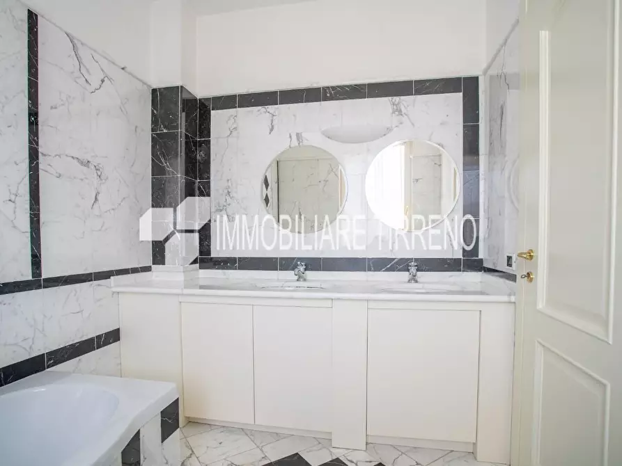 Immagine 31 di Villa in vendita  a Massa