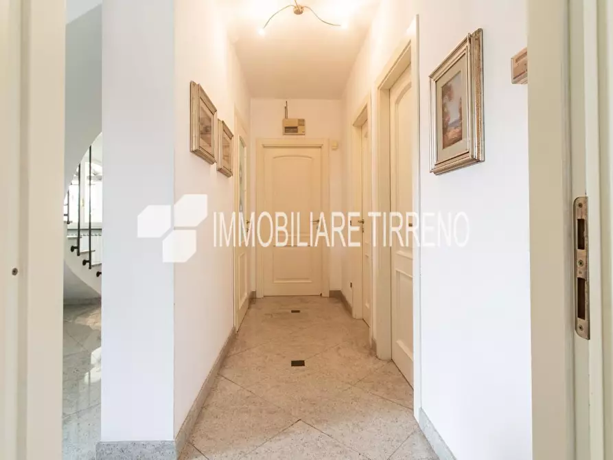 Immagine 38 di Villa in vendita  a Massa