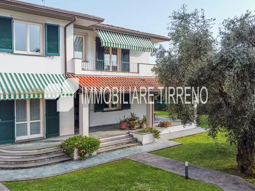 Immagine 6 di Villa in vendita  a Massa