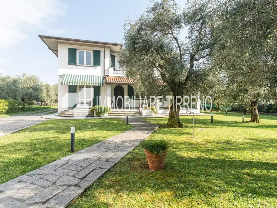 Immagine 3 di Villa in vendita  a Massa