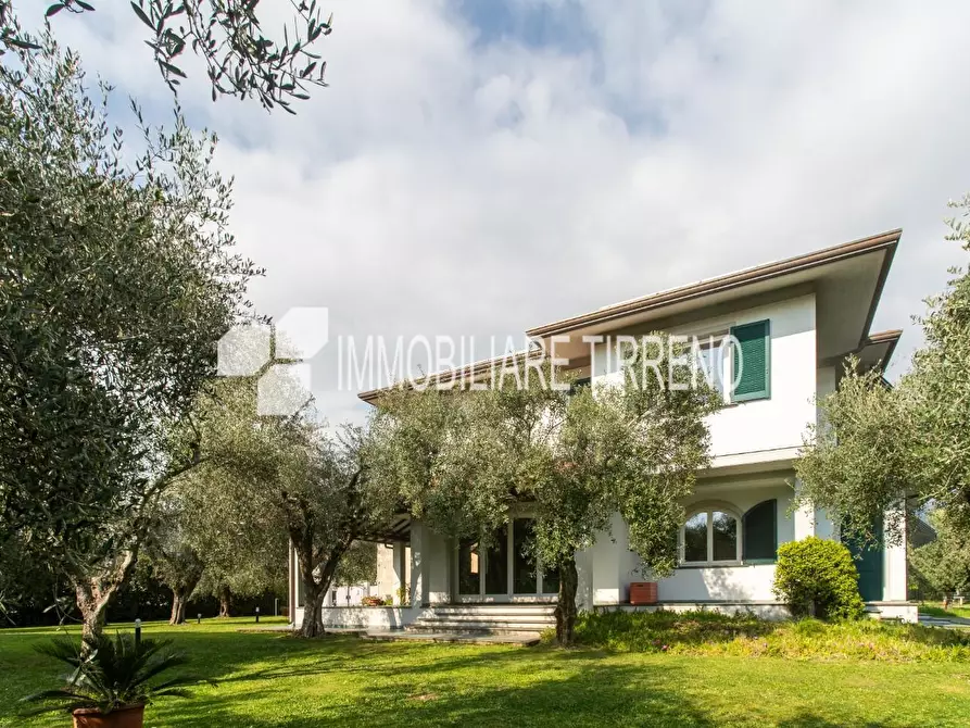 Immagine 2 di Villa in vendita  a Massa