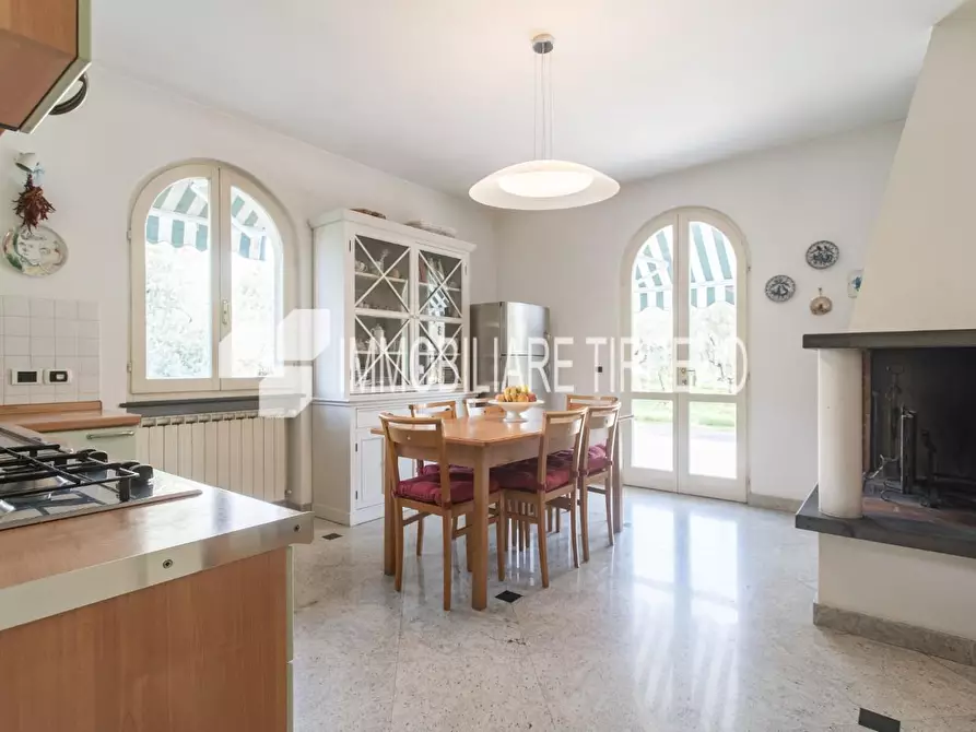 Immagine 15 di Villa in vendita  a Massa