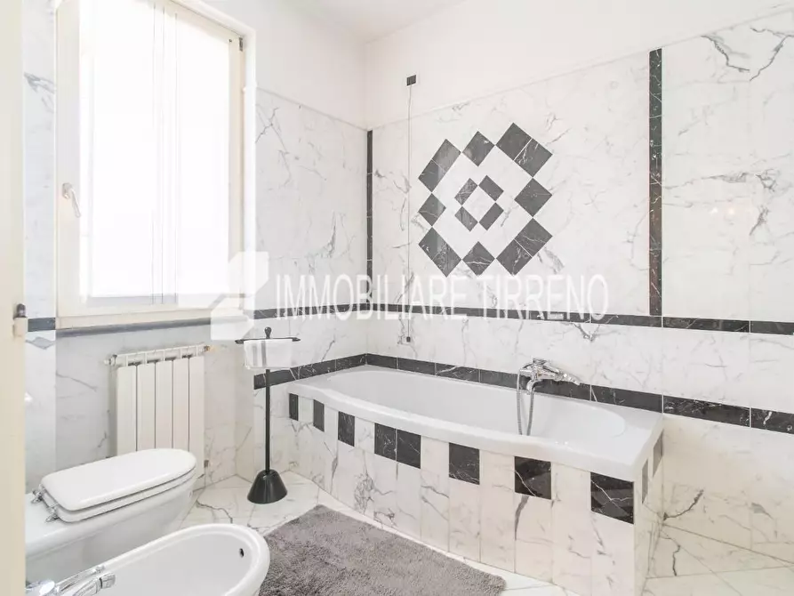 Immagine 29 di Villa in vendita  a Massa