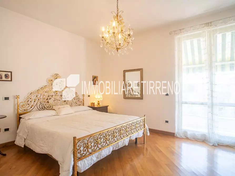 Immagine 26 di Villa in vendita  a Massa