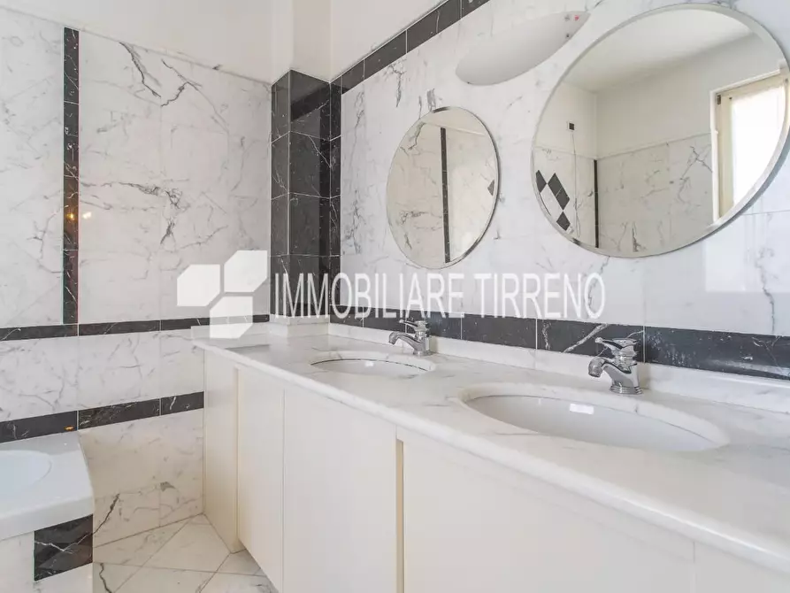 Immagine 30 di Villa in vendita  a Massa