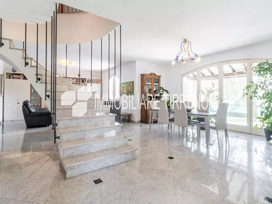 Immagine 10 di Villa in vendita  a Massa