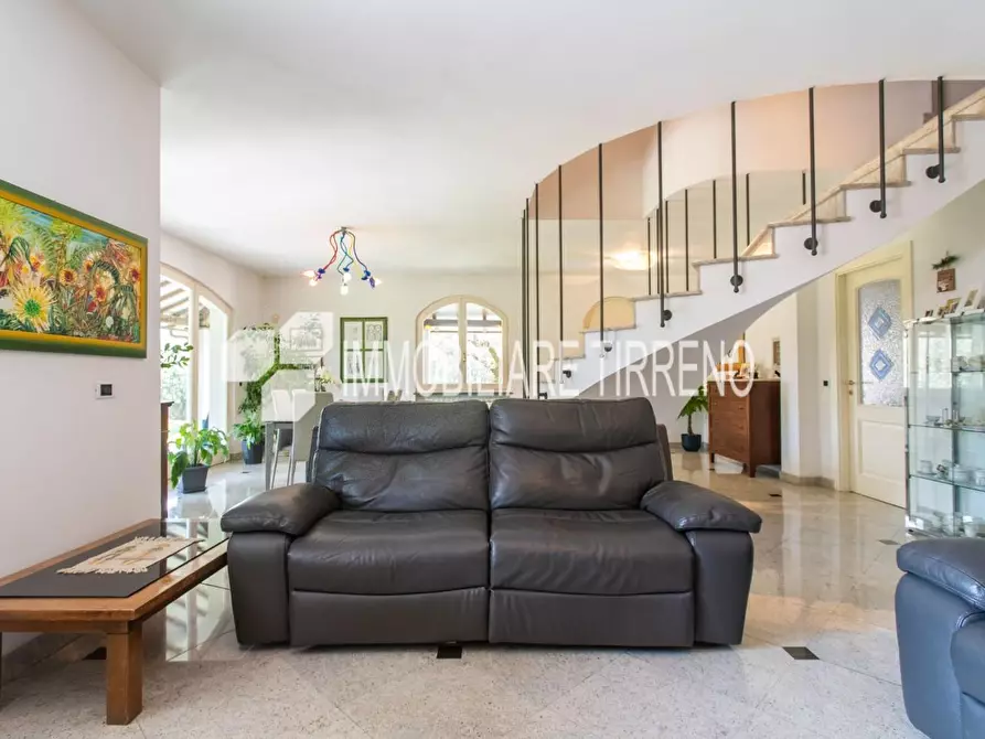 Immagine 12 di Villa in vendita  a Massa
