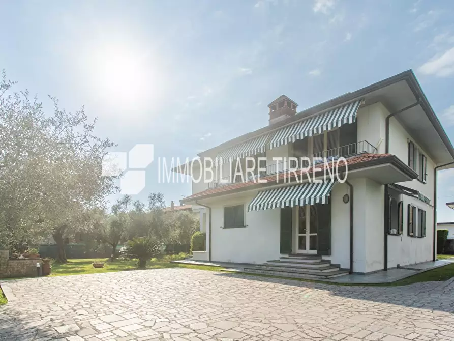 Immagine 5 di Villa in vendita  a Massa