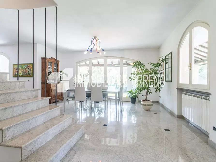 Immagine 9 di Villa in vendita  a Massa