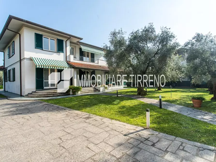 Immagine 1 di Villa in vendita  a Massa