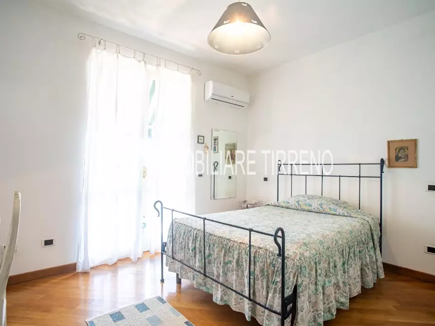 Immagine 19 di Villa in vendita  a Massa