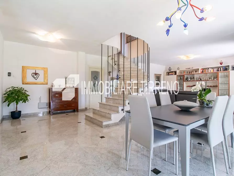 Immagine 13 di Villa in vendita  a Massa