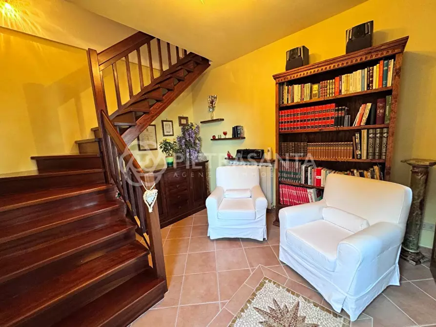 Immagine 15 di Casa colonica in vendita  a Pietrasanta