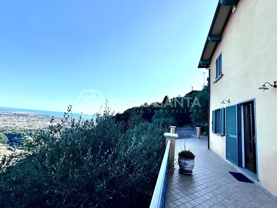 Immagine 1 di Casa colonica in vendita  a Pietrasanta