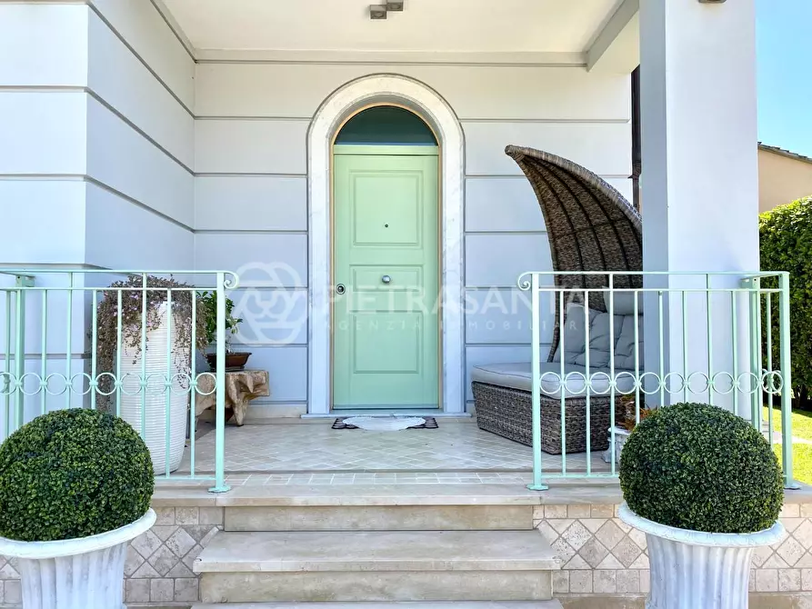 Immagine 8 di Villa in vendita  a Pietrasanta
