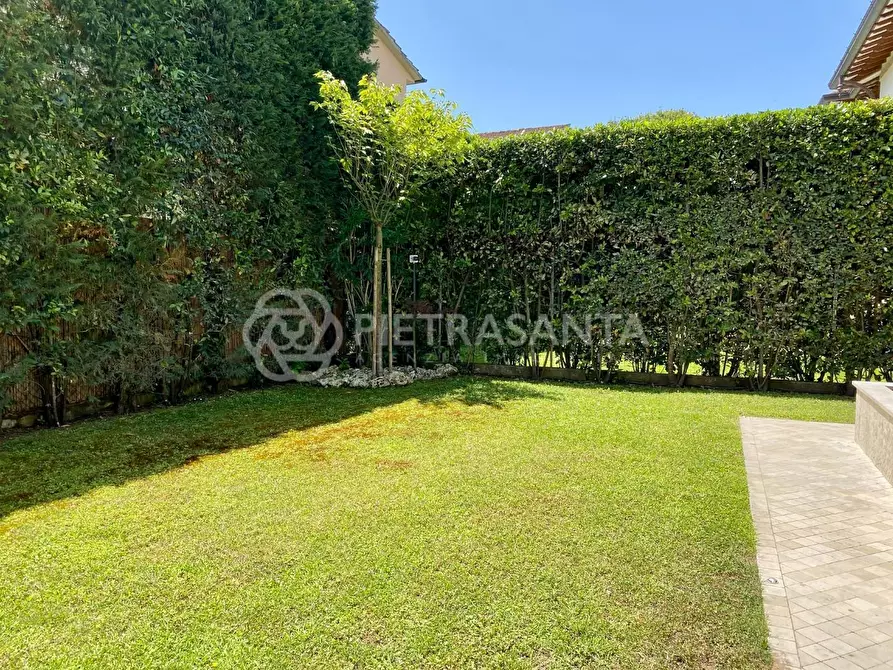 Immagine 4 di Villa in vendita  a Pietrasanta