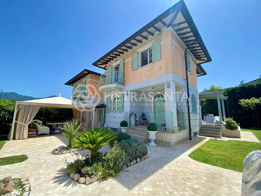 Immagine 2 di Villa in vendita  a Pietrasanta