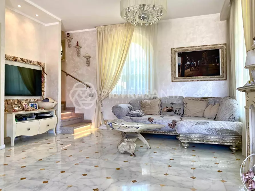 Immagine 11 di Villa in vendita  a Pietrasanta