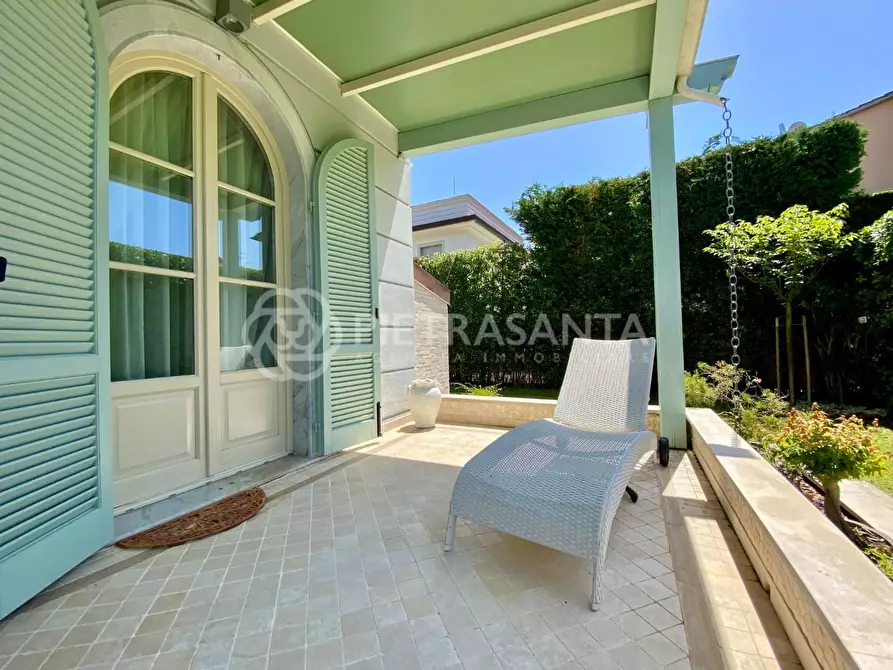 Immagine 9 di Villa in vendita  a Pietrasanta
