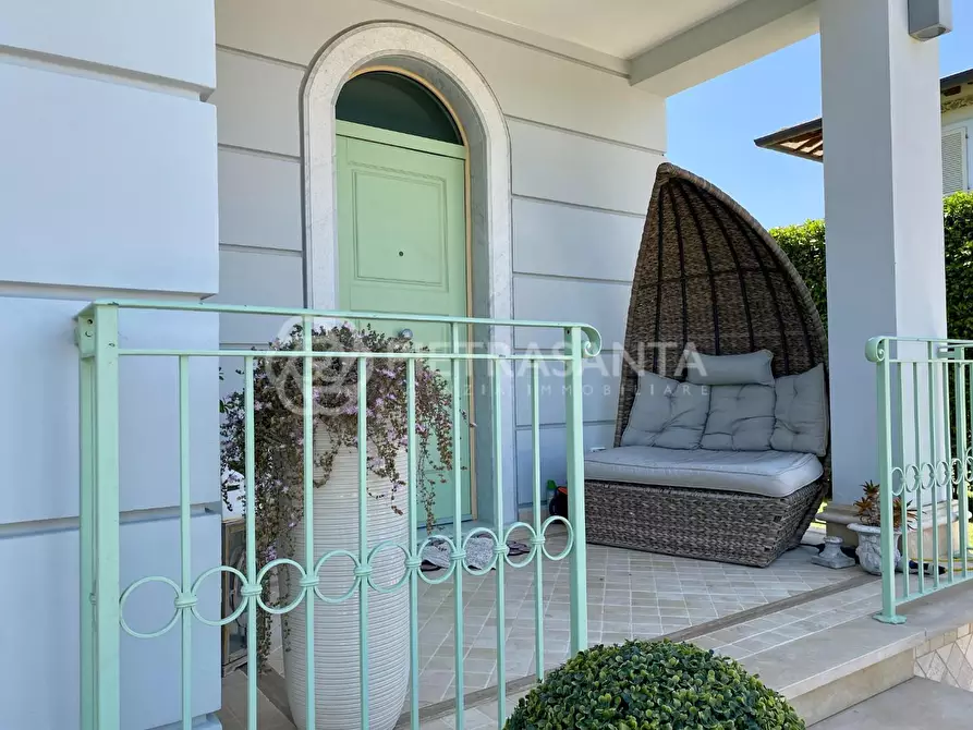 Immagine 7 di Villa in vendita  a Pietrasanta