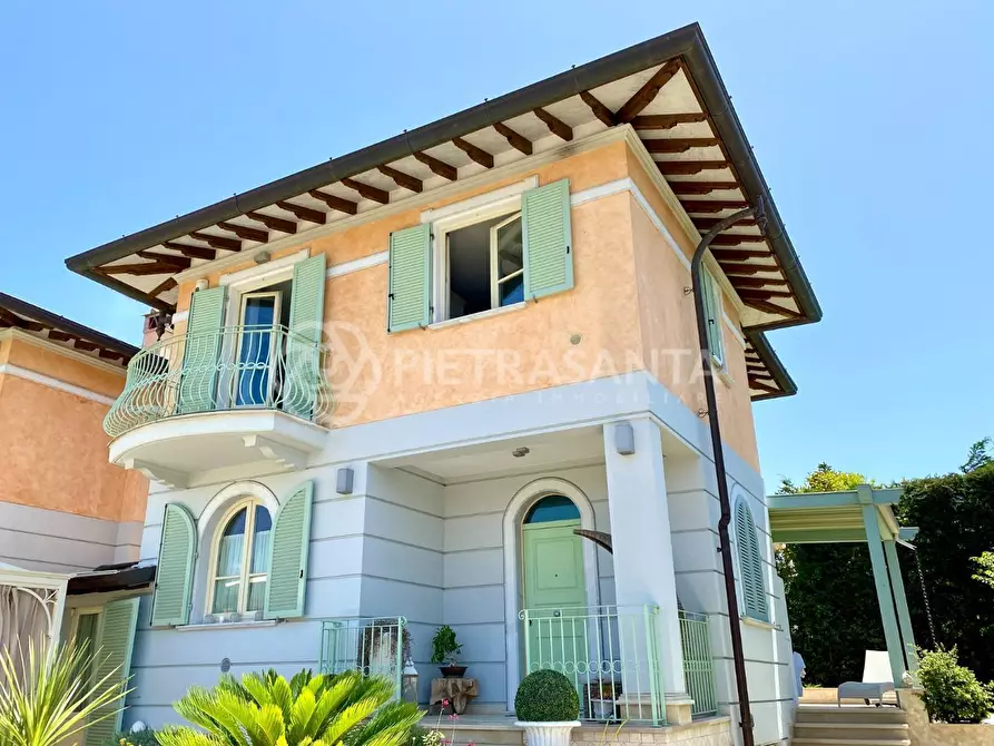 Immagine 1 di Villa in vendita  a Pietrasanta