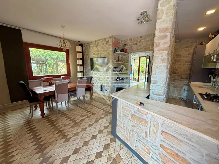 Immagine 2 di Casa quadrifamiliare in vendita  a Ortonovo