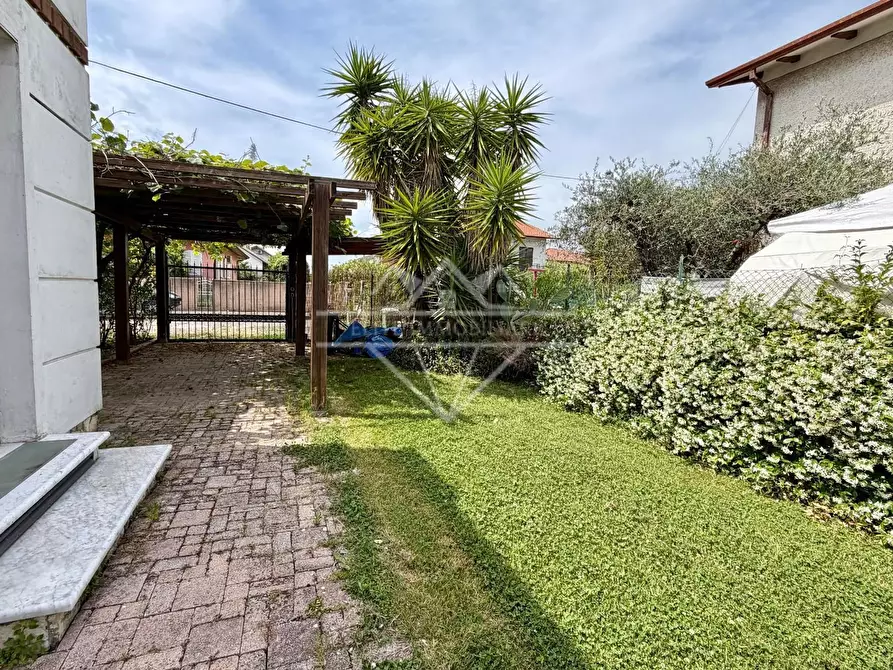 Immagine 21 di Casa quadrifamiliare in vendita  a Ortonovo
