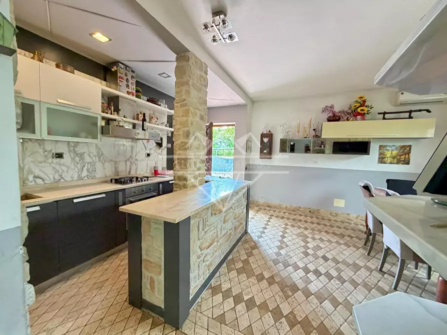 Immagine 1 di Casa quadrifamiliare in vendita  a Ortonovo