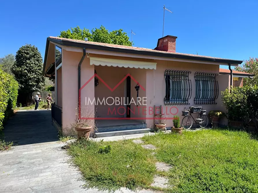Immagine 1 di Casa bifamiliare in vendita  a Forte Dei Marmi