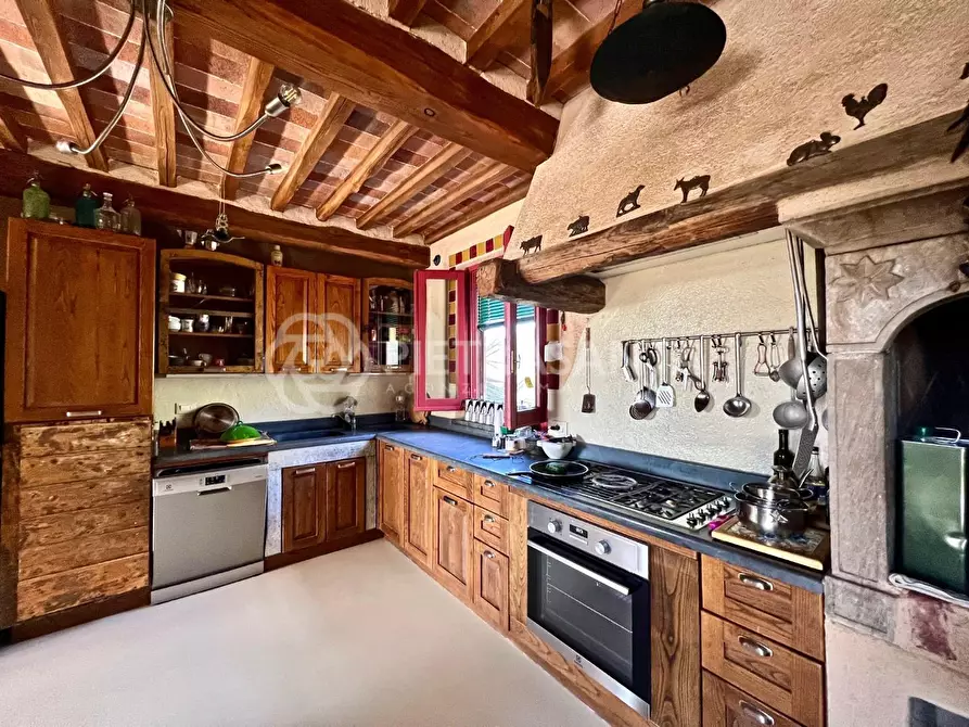 Immagine 9 di Rustico / casale in vendita  a Camaiore