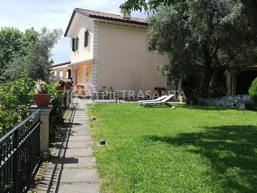 Immagine 14 di Villa in vendita  a Pietrasanta