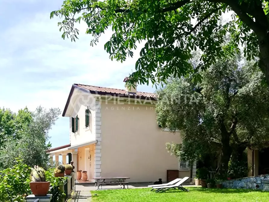 Immagine 1 di Villa in vendita  a Pietrasanta