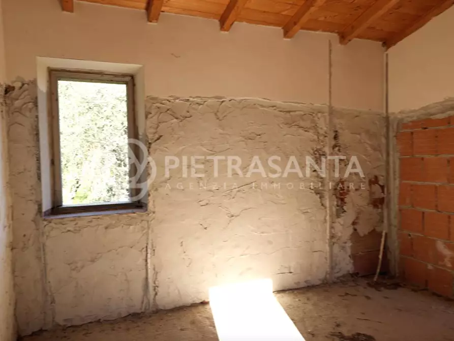 Immagine 12 di Casa colonica in vendita  a Massarosa