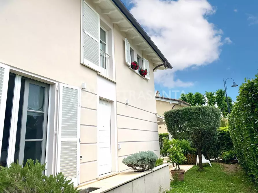 Immagine 3 di Villa in vendita  a Pietrasanta