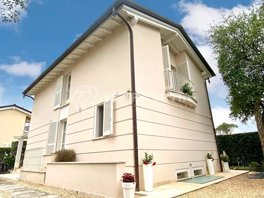 Immagine 2 di Villa in vendita  a Pietrasanta