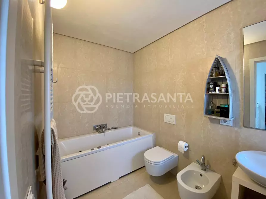 Immagine 21 di Villa in vendita  a Pietrasanta