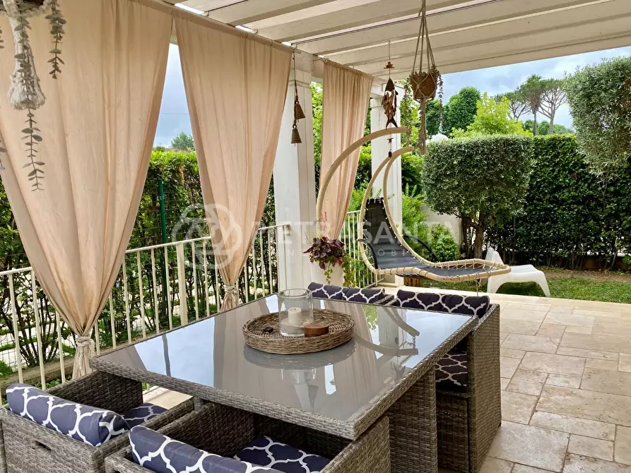 Immagine 1 di Villa in vendita  a Pietrasanta