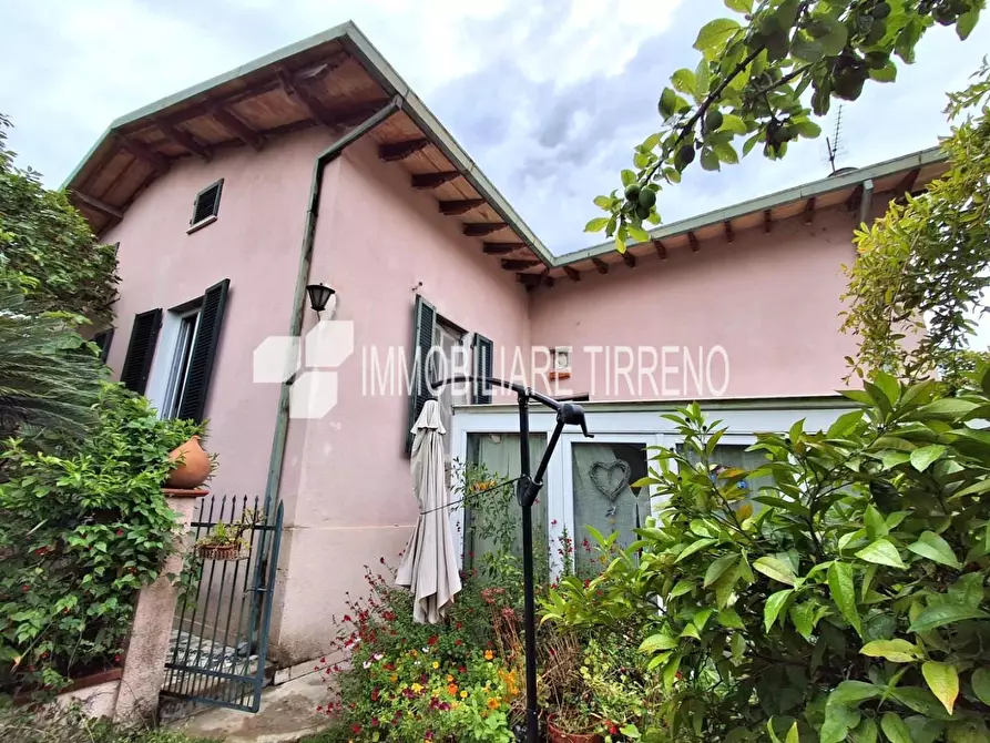 Immagine 1 di Casa indipendente in vendita  a Massa