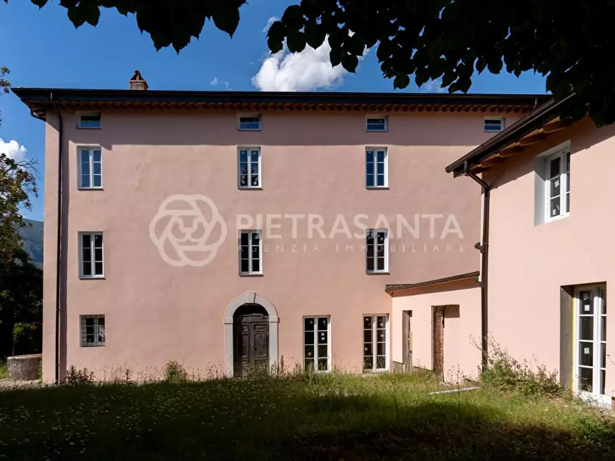 Immagine 1 di Villa in vendita  a Camaiore