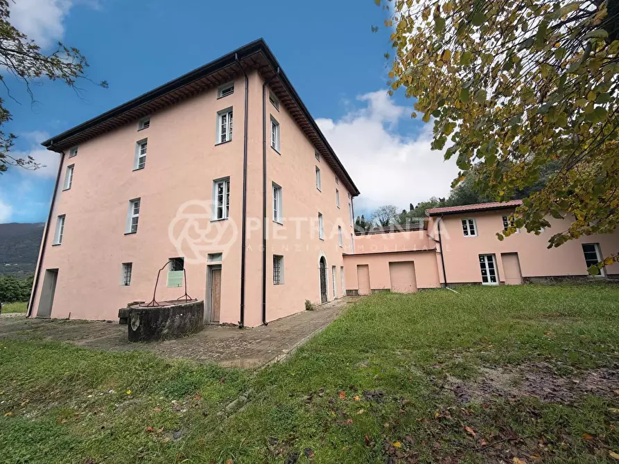 Immagine 2 di Villa in vendita  a Camaiore