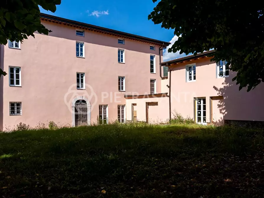 Immagine 9 di Villa in vendita  a Camaiore