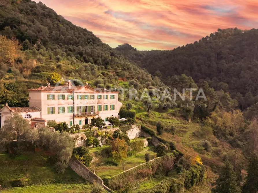 Immagine 2 di Villa in vendita  a Camaiore